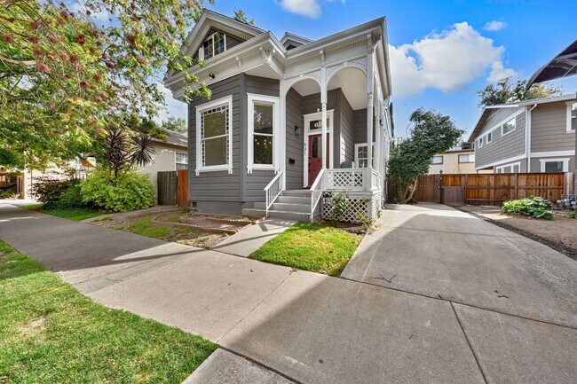 Foto del edificio - Fully Updated 2BR/2BA Victorian with Priva...