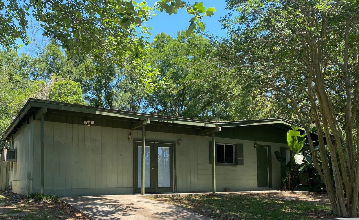 Primary Photo - 4 BEDROOM 2BATH- With POOL-Corner Lot-Must...