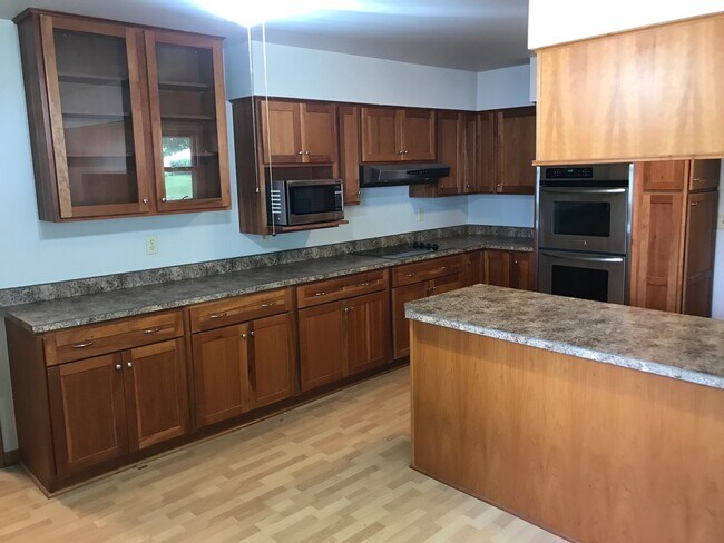 Building Photo - Large 5 bed 3 bath family home with two separate kitchens! Close to Augustana!