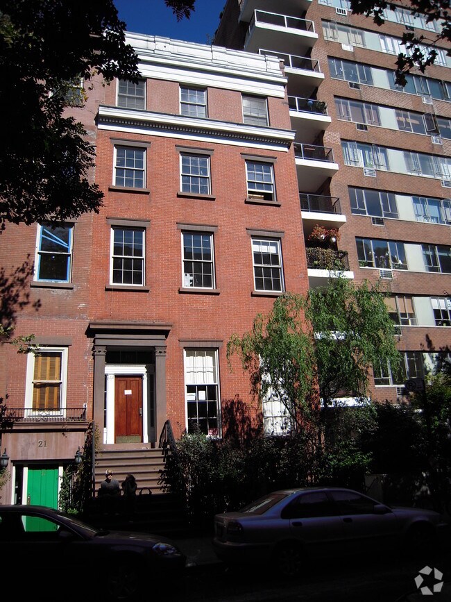 Building Photo - 19 W 12th St