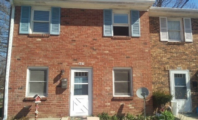 Primary Photo - Spacious Town-home In A Great Niles Location!