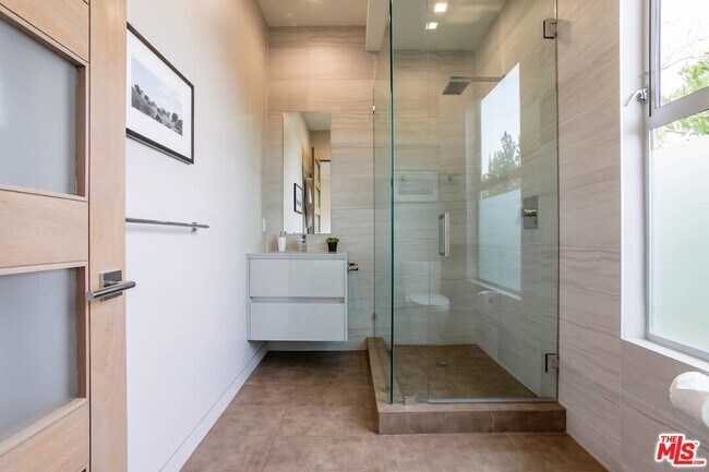 Foto del edificio - 736 N Orange Dr