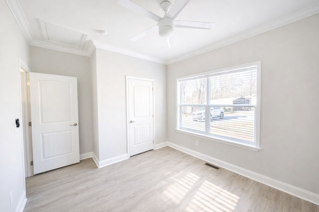 Building Photo - Weaverville Rental!