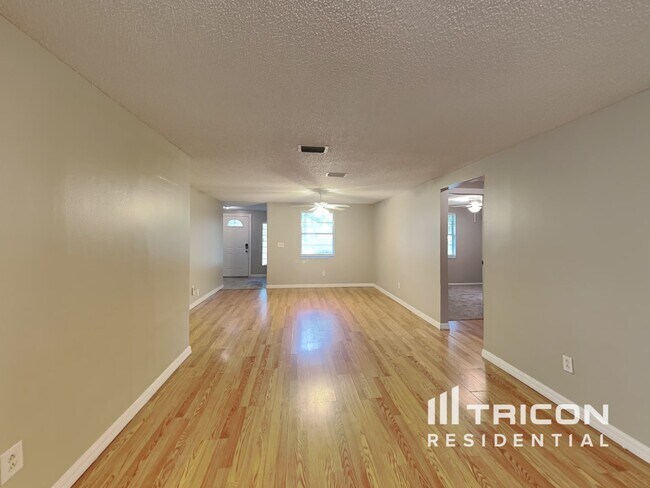 Foto del edificio - 18307 Oakdale Rd