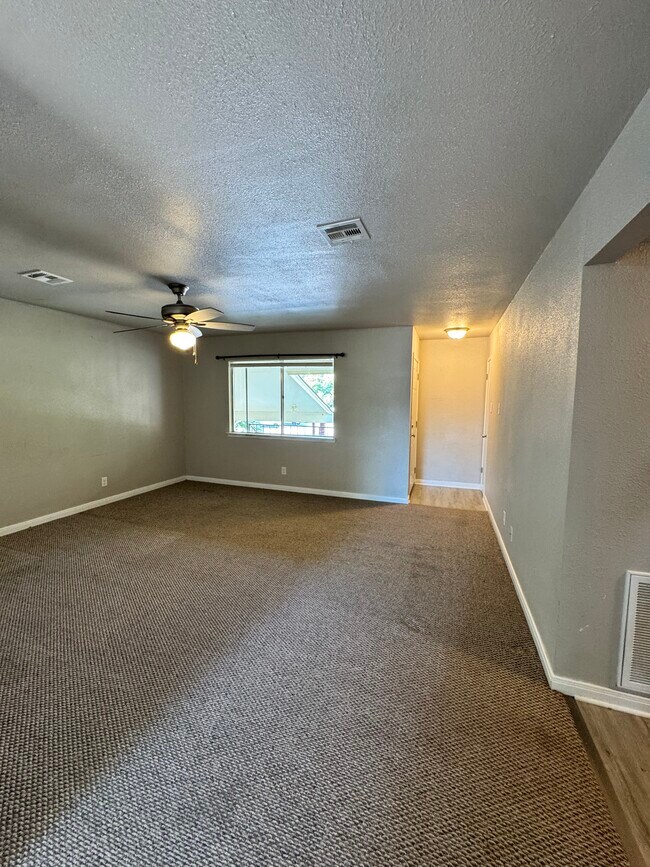 Living room - 211 W Cardinal Ln