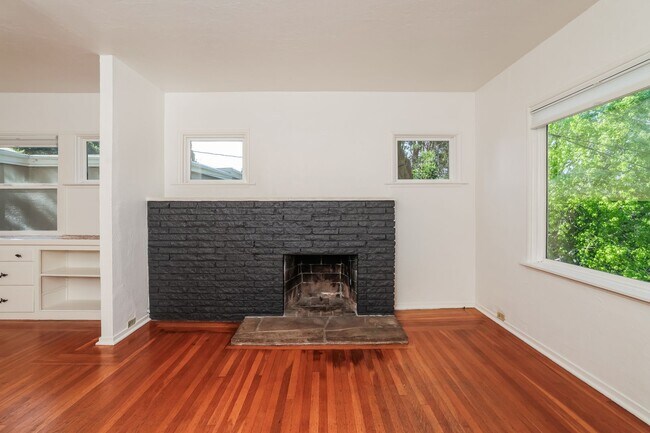 Foto del edificio - Available 2 Bedroom Home In Redwood Heights!