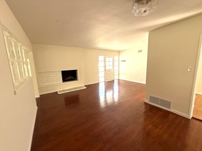 Building Photo - **LA MIRADA** Beautifully Maintained 3-Bed...