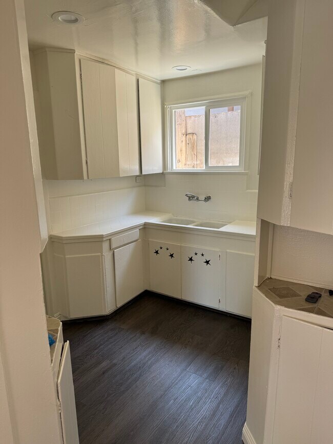 Kitchen - 1222 W 75th St