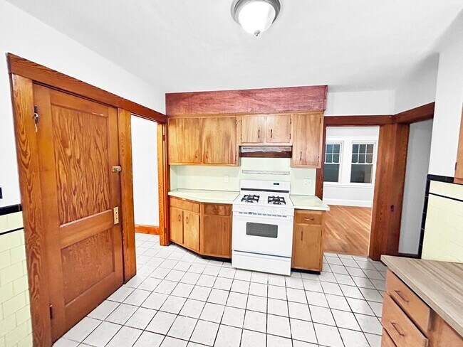 Building Photo - 11 Newton St