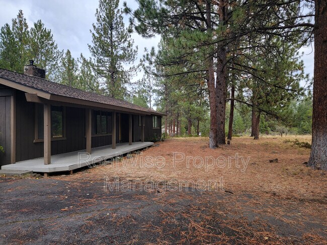 Building Photo - 60205 E Ridgeview Dr