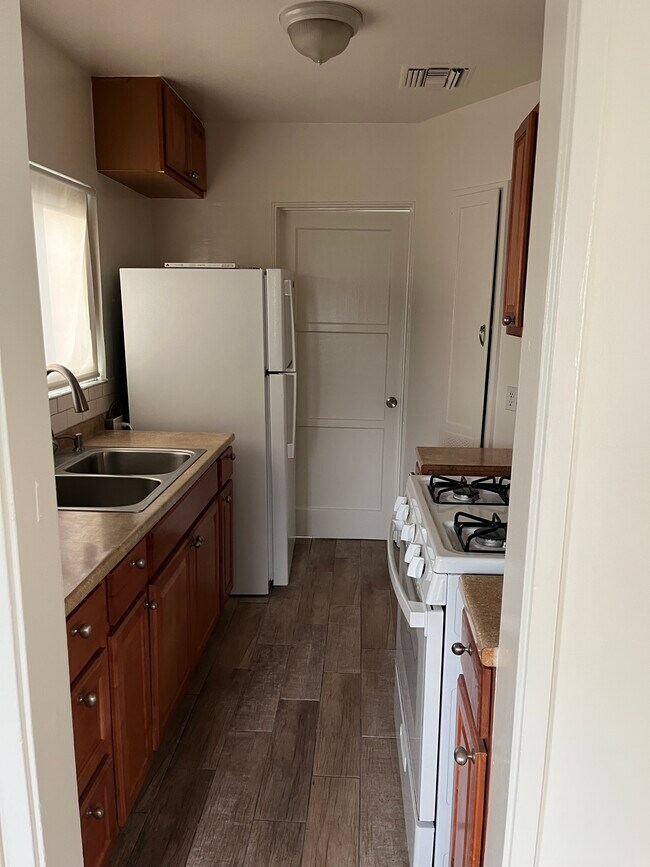 Cocina - 811 E Nutwood St