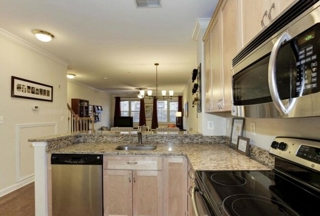 Foto del edificio - Affordable Spacious AND Convenient WALK to Metro.....?