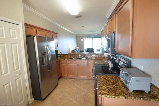 Building Photo - Golfer's Paradise - this Penthouse Floor 2/2 waterfront\golf course view has golf transfer member...