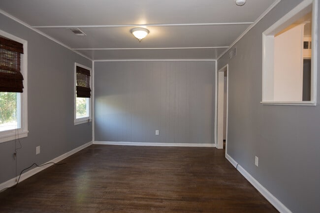 Building Photo - 2 BR House