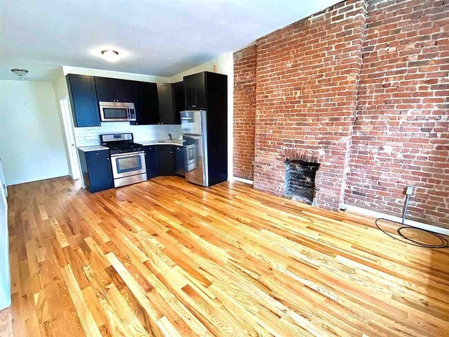 Building Photo - 149 Grand St