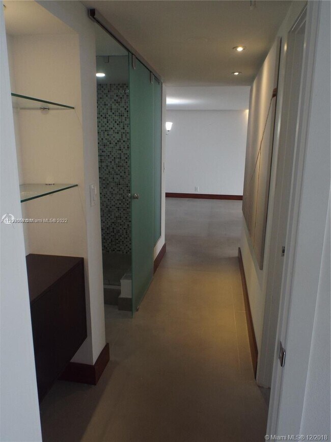Building Photo - 2500 Parkview Dr