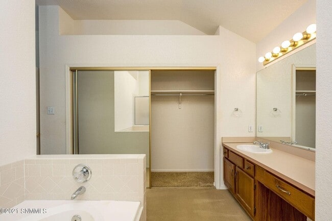 Building Photo - Great 3/2 close to Hospitals