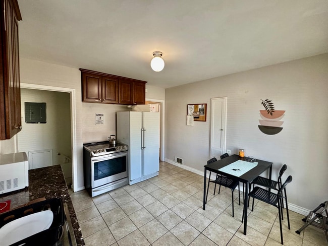 Building Photo - 2577 S 700 E