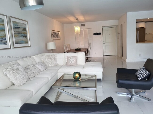 Building Photo - 100 Bayview Dr