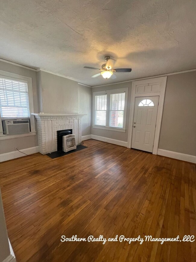 Building Photo - Newly Renovated Duplex