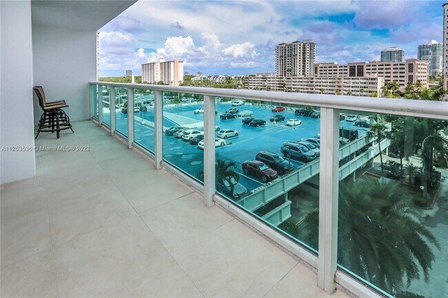 Foto del edificio - 100 Bayview Dr