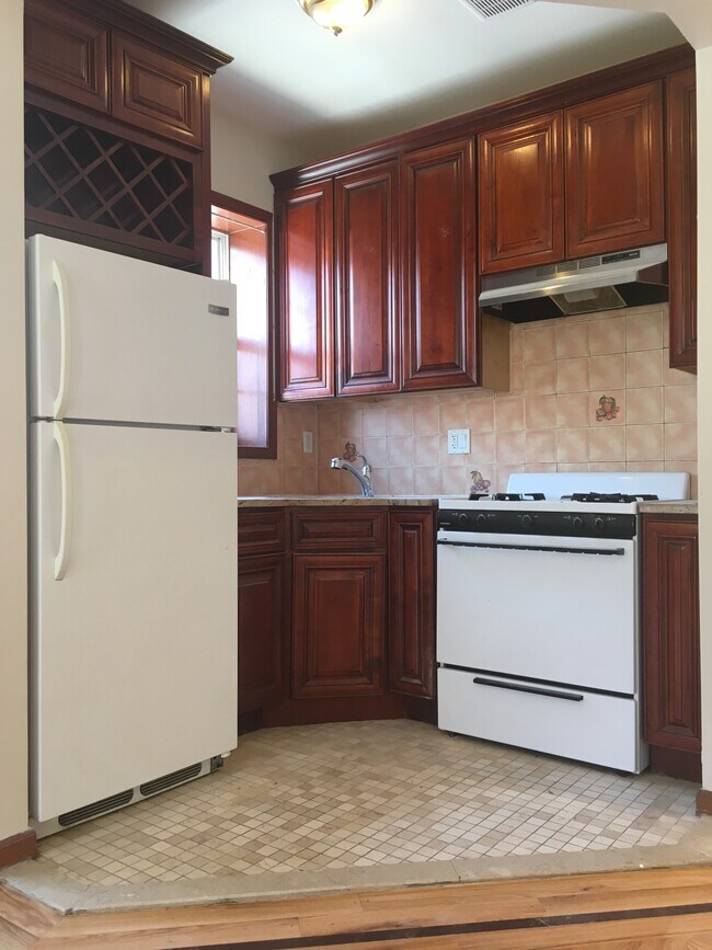 Building Photo - 346 Parkside Ave