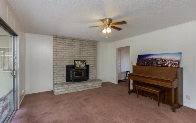Foto del edificio - Beautiful 3 Bedroom / 1.5 Bathrooms