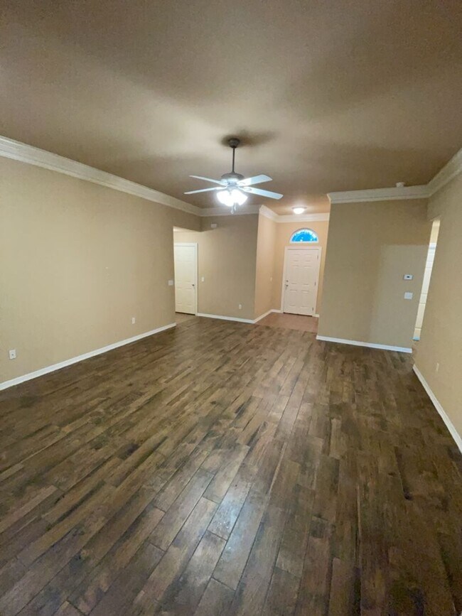 Building Photo - Gorgeous 3 Bedroom 2 Bathroom Single Famil...