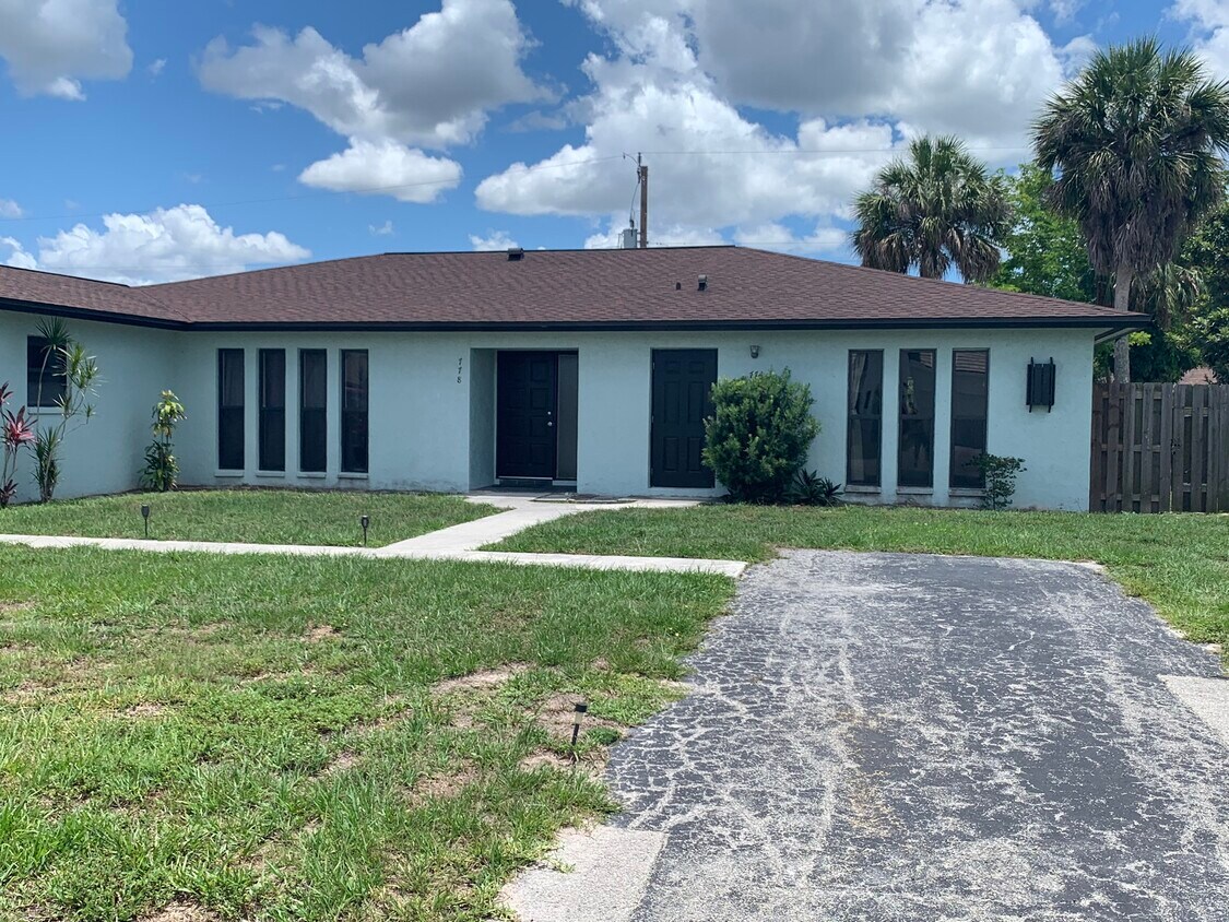 Foto principal - 778 93rd Ave N