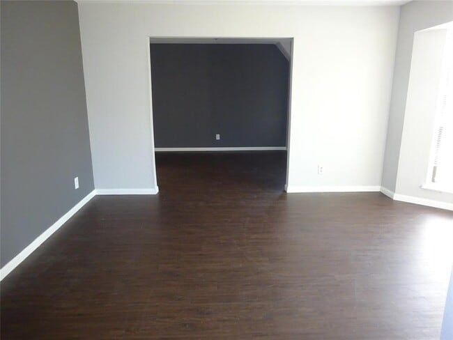 Building Photo - 1007 Romaine Ln