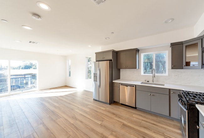 Building Photo - 2808 S Redondo Blvd