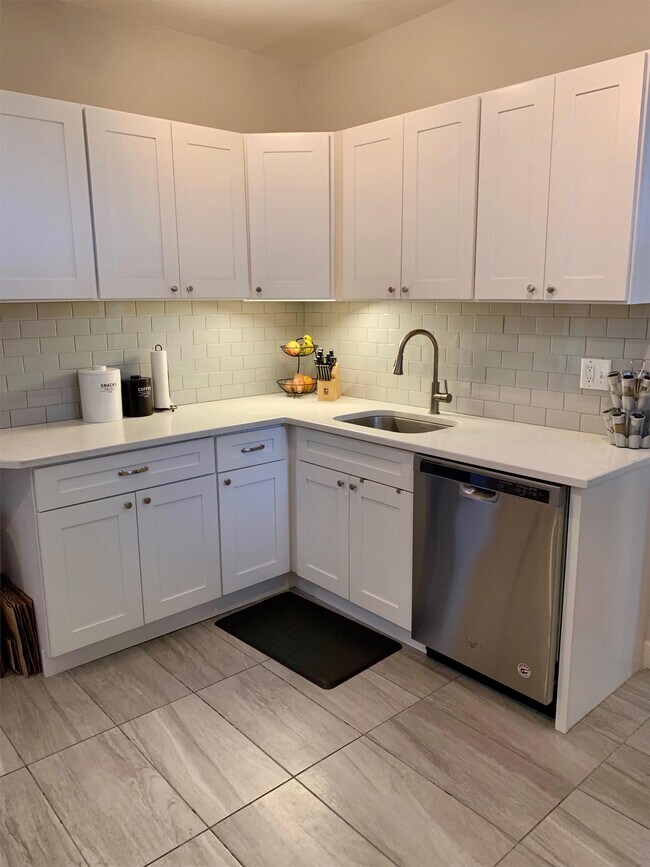 Building Photo - 543 W Addison St