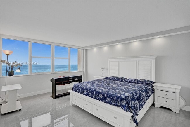 Building Photo - 3140 S Ocean Dr