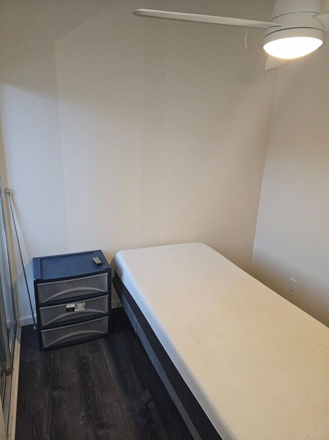 Foto del edificio - Renovated Partly Furnished 3-bedroom, 2.5-...
