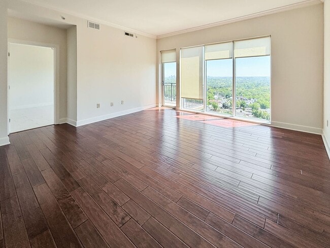 Building Photo - A 2 BR Lifestyle of Luxury at One Vinings Mountain!