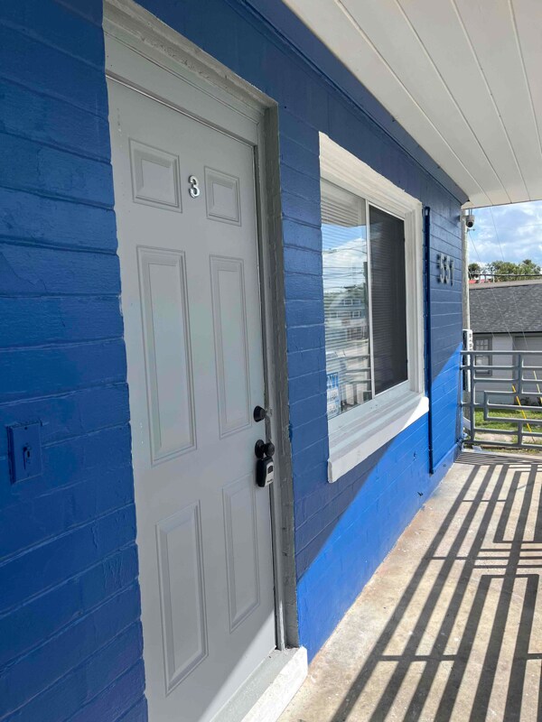 Building Photo - 551 N Ridgewood Ave