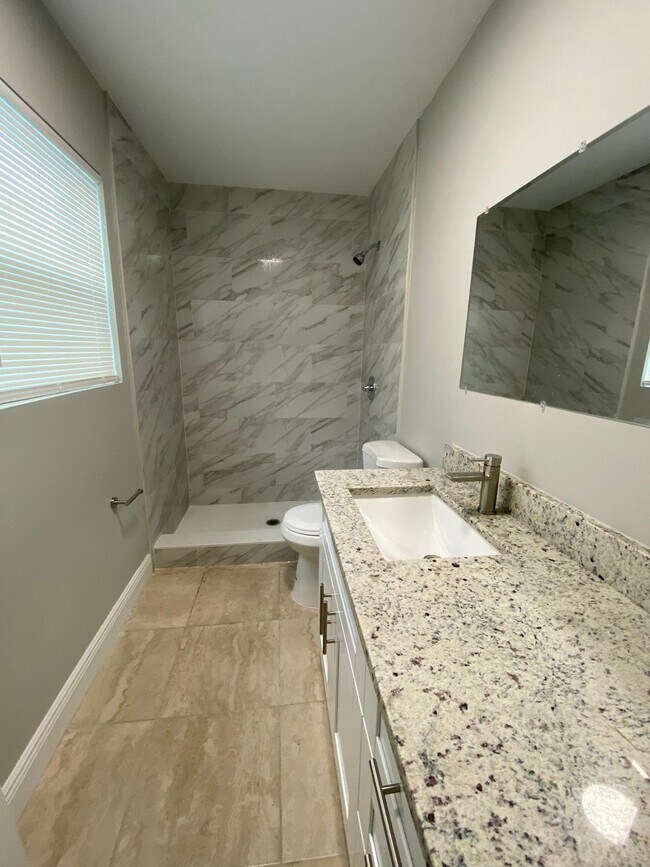 Foto del edificio - 811 SW 12th Ct