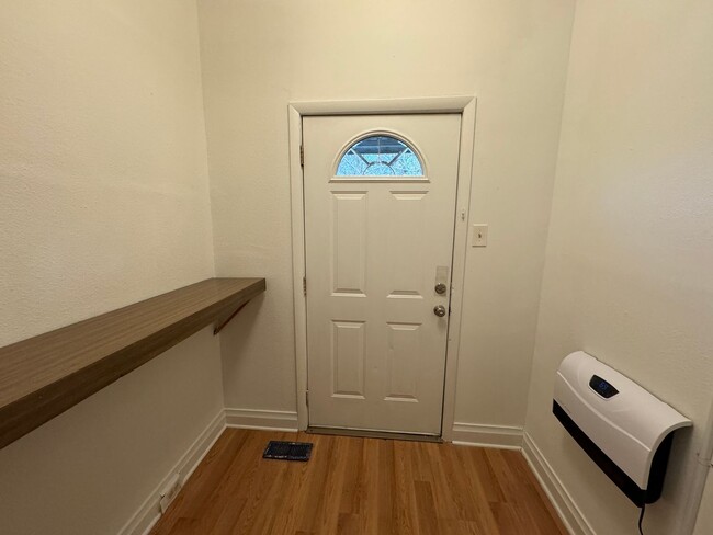 Building Photo - 1 bed/1 bath unit in triplex located in de...