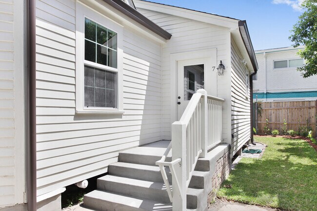 Building Photo - 1BR In Gorgeous Newly Restored Garden District Mansion