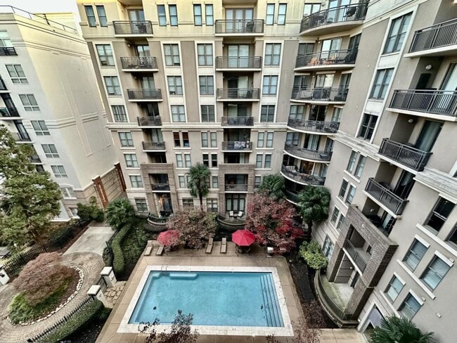 Photo - 718 W Trade St Apartment