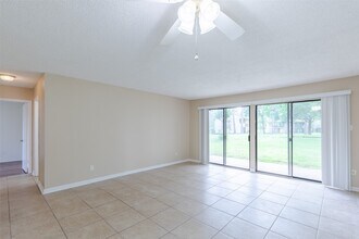 Building Photo - 15919 Golf Club Dr