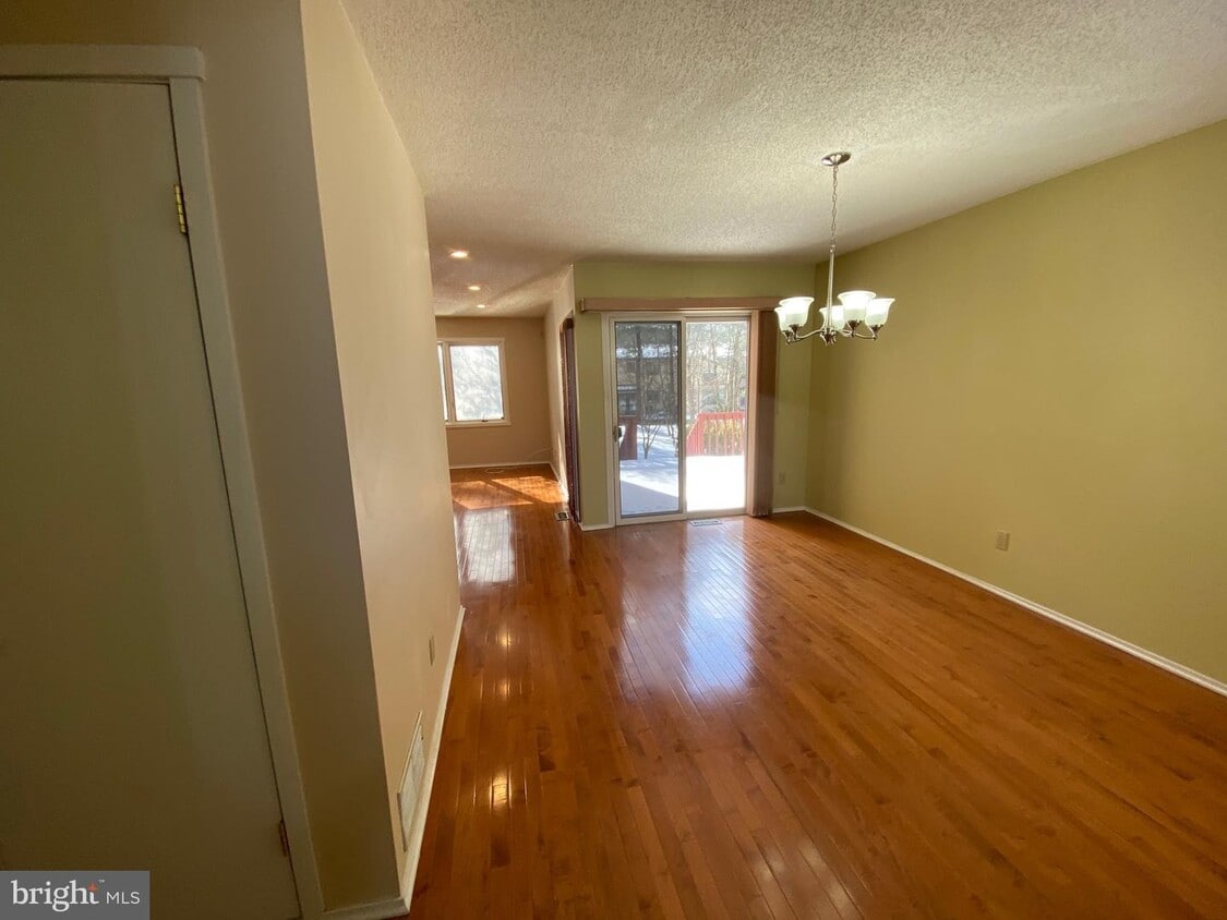 Primary Photo - 408 Sayre Dr