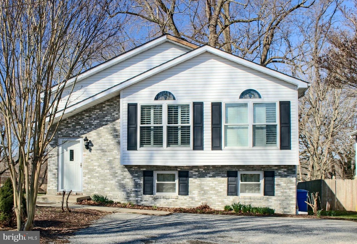 Foto principal - 7744 Deforest Dr