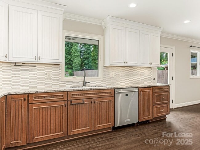 Foto del edificio - 1174 Robinhood Cir