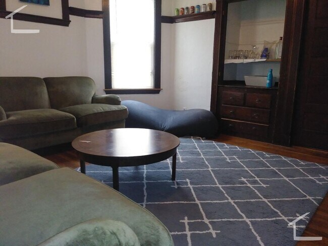 Foto del edificio - Large Unit, Private Deck, Eat-in Kitchen Laundry on a Site, Parking for Rent
