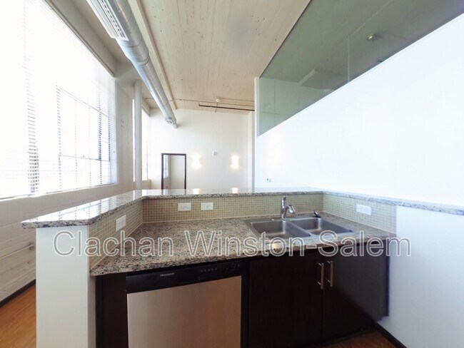 Foto del edificio - 675 N Main St
