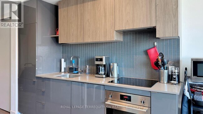 Building Photo - 161 Roehampton Ave