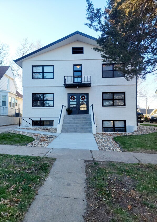 WB ESTATES - 1011 S 4th Ave