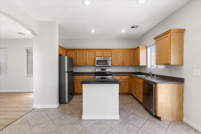 Foto del edificio - Newly Updated 4 bd, 3 bth Must See No Carpet