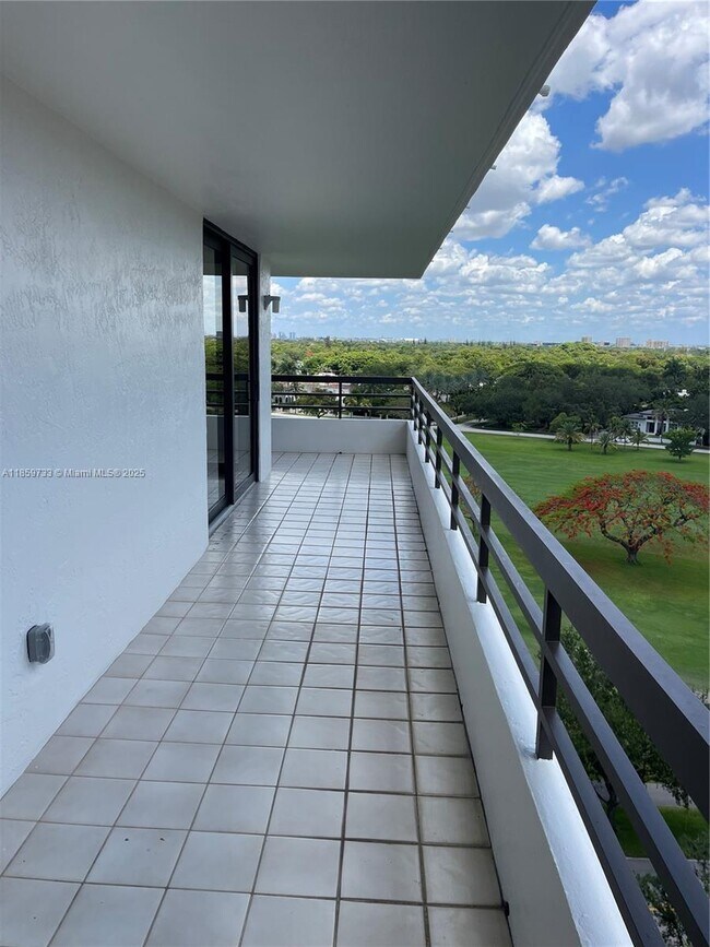 Foto del edificio - 720 Coral Way